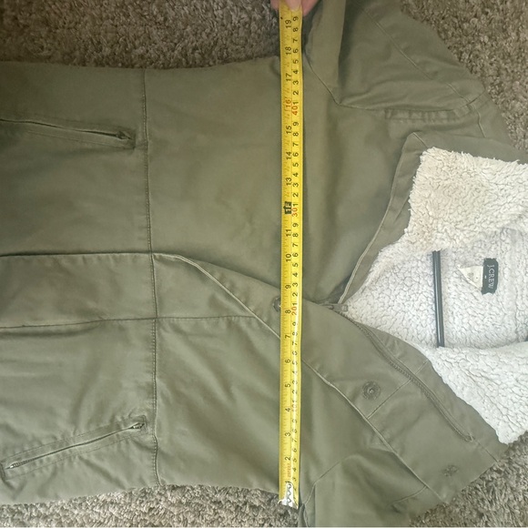 J.Crew khaki/olive green Twill
Jacket with sherpa lining. Size 4
Model 46594 - Picture 5 of 9